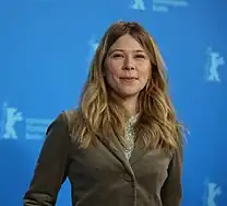 India Hair interprète la professeure de français Aurélie Poulidor.