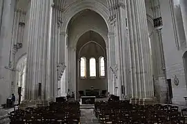 Photographie en couleurs d'une série de colonnes à l'intérieur d'une église.