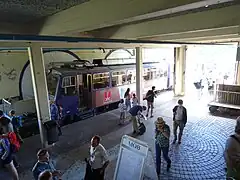 Avant d'un train dans l'intérieur de la gare.
