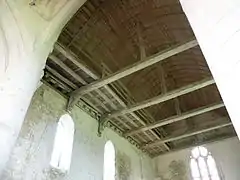 Charpente de l'église et ses blochets ornés.