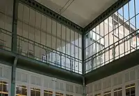 Intérieur de la salle des guichets de l'ancienne gare de marchandises d' Anvers-Sud, actuellement Banque J. Van Breda & C°. Balustrade: bureaux.