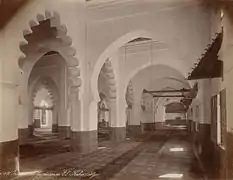 Intérieur d'une mosquée ancienne, avec de nombreuses colonnes.