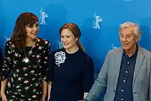 Verhoeven à la Berlinale 2017 en compagnie de Maggie Gyllenhaal et Julia Jentsch, membres du jury qu'il préside