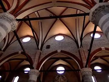 Le plafond de la nef.