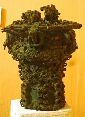 Vase cérémoniel enchevêtré en bronze d'Igbo-Ukwy du IXe siècle.