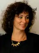 Isabelle Candelier interprète Carmela DeLuca.