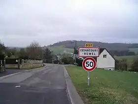 50 km/h doublant un panneau EB10 d'entrée, à Issancourt-et-Rumel, Ardennes.