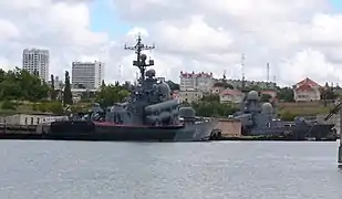 Navires russes à Sébastopol, dont en premier plan l'Ivanovets, coulé au large de la Crimée le 31 janvier 2024 par les forces ukrainiennes.