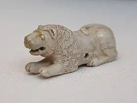 Pièce de jeu en ivoire, d'un ensemble de trois lions et trois bouledoguesAbou Rawash, Tombe M, Ire&nbsp;dynastie3,5&nbsp;×&nbsp;6,5&nbsp;cm, Musée du Caire.