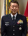 Le général Shigeru Iwasaki en uniforme bleu marine. Il arbore des décorations militaires sur la gauche.