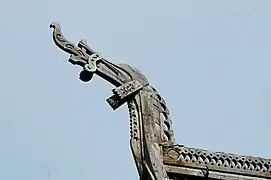 Dragon sculpté au bout des toit.