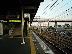 Quai et voies de service.