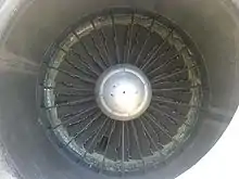 Photo d'un moteur d'avion après un impact d'oiseau. Les ailettes du moteur sont déchirées et endommagées et certaines parties sont manquantes.