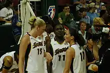 Conversation lors d'un temps mort entre Lauren Jackson (no 15) et Sue Bird (no 10)