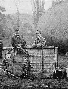 Jacques Faure et Hubert Latham, photographiés dans leur nacelle avant leur voyage aérien de Londres à Paris (L'Illustration, 1905).