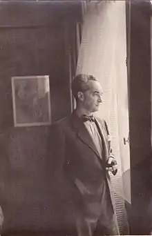 photographie d'un homme regardant à la fenêtre