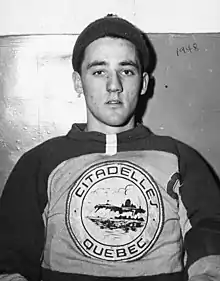 Photographie de Jacques Plante avec le maillot des Citadelles de Québec