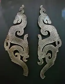 Élément de pendentif huang. Chine du Nord, Han occidentaux, IIe siècle av. J.-C. Jade vert. Musée Guimet.