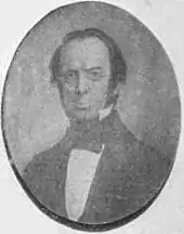 Photographie en noir et blanc d'un homme à lunettes