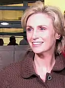 Jane Lynch interprète Constance Carmell.