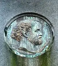 Médaillon par Alphée Dubois sur la tombe de Jules Janssen au cimetière du Père-Lachaise.