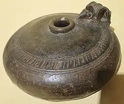 Vase lenticulaire. XIIe – XIIIe&nbsp;siècle, grès à glaçure brune. Honolulu Museum of Art