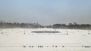 Jardin du Luxembourg sous la neige, à Paris, vu depuis le palais du Luxembourg.