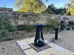 Photographie en couleurs représentant un lieu de receuillement (jardin du souvenir).