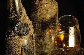 Photographie de vieilles bouteilles de Jasnières, un vin AOC.