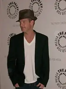 Jason Gray-Stanford qui incarne Randy Disher