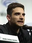 Jeff Ward (en) interprète Deke Shaw