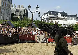 fauconnerie place du Forum.