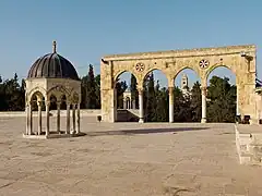 Porte nord-ouest, à gauche le Dôme des esprits.