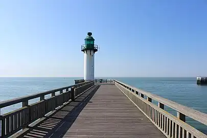 La nouvelle jetée ouest (finie mi-mai 2009) et son phare de couleur verte.