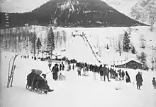 Un tremplin de saut à ski vue de face pendant une compétition
