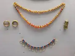 Joaillerie en or, lapis-lazuli, cornaline, tombe PG 1054.