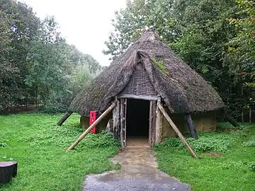 Reconstitution d'une habitation de l'âge de bronze