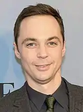 Jim Parsons interprète Henry