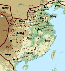 L'empire des Jin occidentaux et ses provinces après la réunification, dans les années 280, avec la localisation des principaux peuples non-Han établis dans l'empire où sur ses marges.