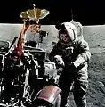 John Youngà côté du LRV d'Apollo 16.