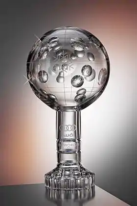 Photographie d'un trophée en cristal représentant un globe sur pied.
