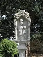 Calvaire de la chapelle Sainte-Croix : face ouest (sainte Anne et la Vierge).