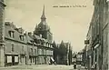 Josselin ː la rue principale et la basilique Notre-Dame-du-Roncier vers 1925 (carte postale Villard).