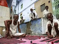 Joueurs et public d'un jeu de rue à Pushkar (Rajasthan).