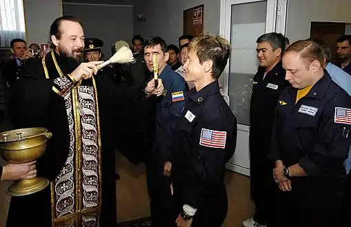 Avant le lancement : bénédiction par un prêtre orthodoxe