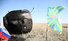 Le module de descente en grande partie carbonisé après son retour.