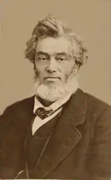 Portrait photographique d'un homme portant une barbe.