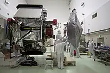 Vue de l'antenne HGA en cours d'assemblage.