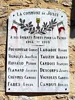 La stèle aux morts sur la façade de la mairie (sept. 2014).