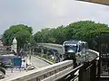 Aspect du tronçon du monorail de Kuala Lumpur. L'arborisation dans leur environnement avait diminué l'impact de la structure élevée.